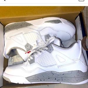 Jordan retro Oreos 3ys boys. cm22 maybe a 4.5 in women’s or a 5